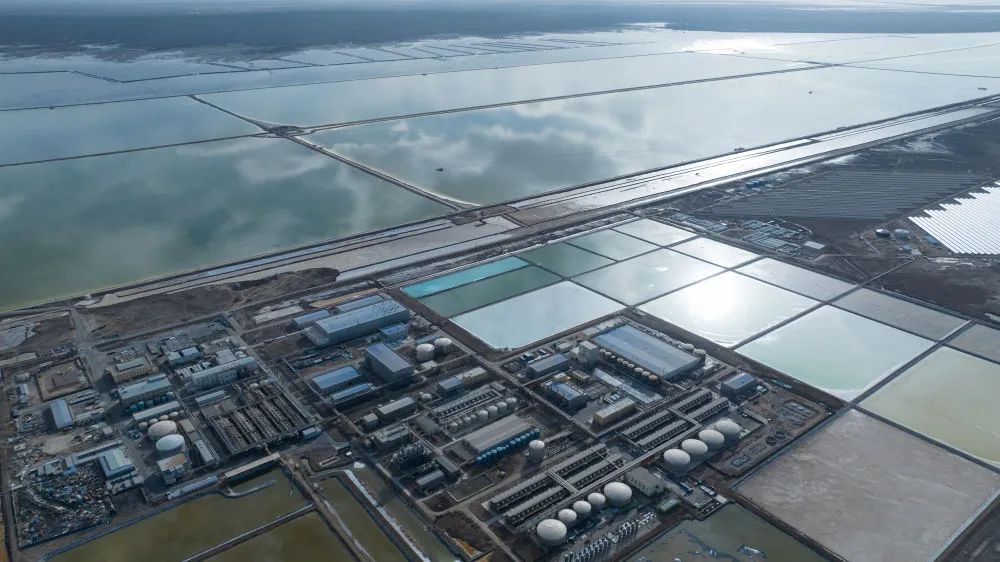 青海盐湖的锂资源开发。新华社记者 潘彬彬 摄